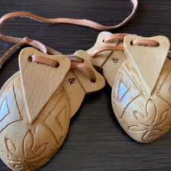 castanuelas alargadas claras